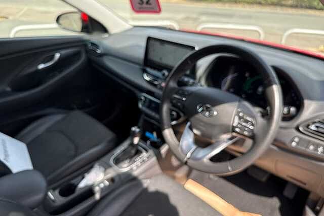 Hyundai I30 T-GDI PREMIUM MHEV Engine Red